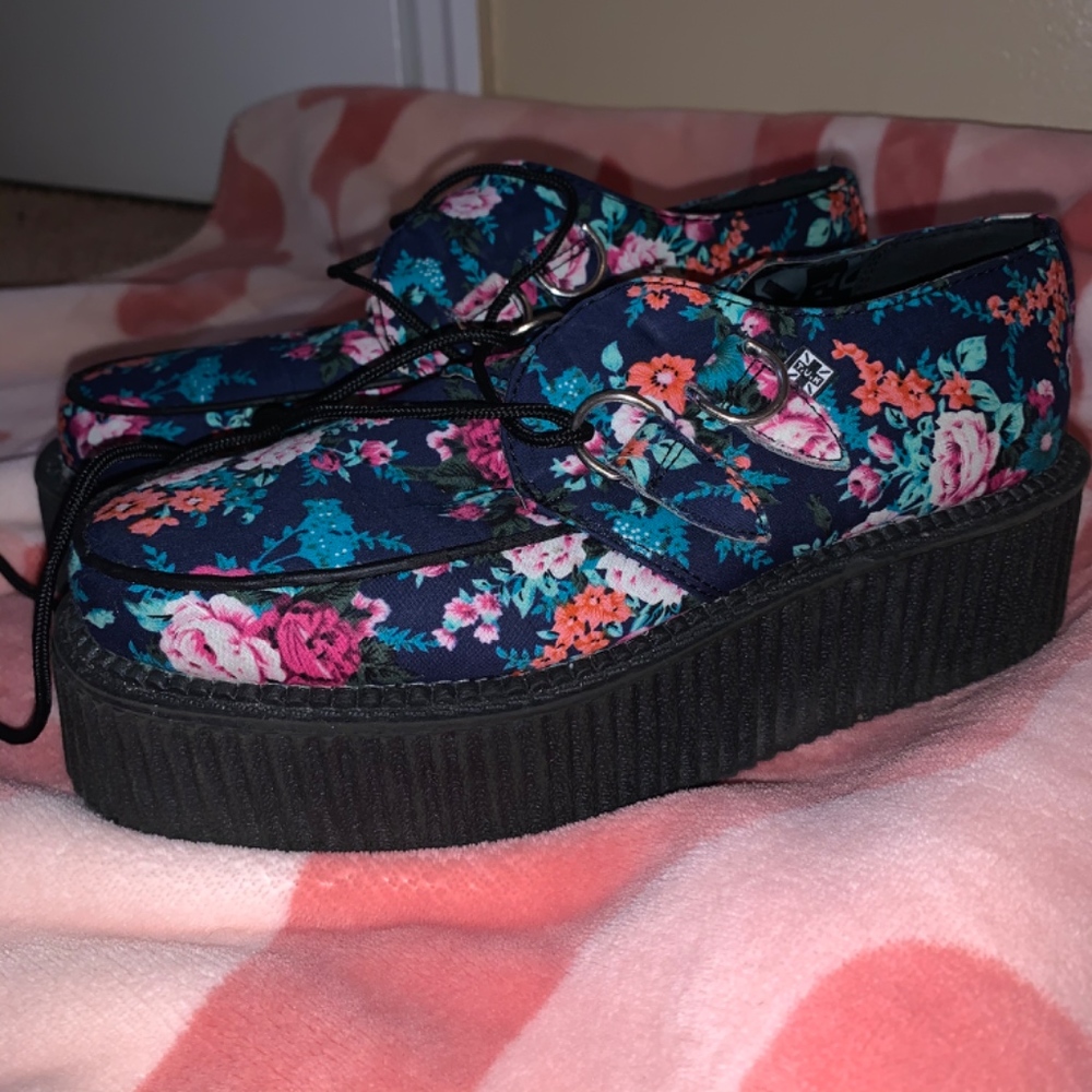 T.U.K. Flower Pattern  Platforms - Picture 3 of 5